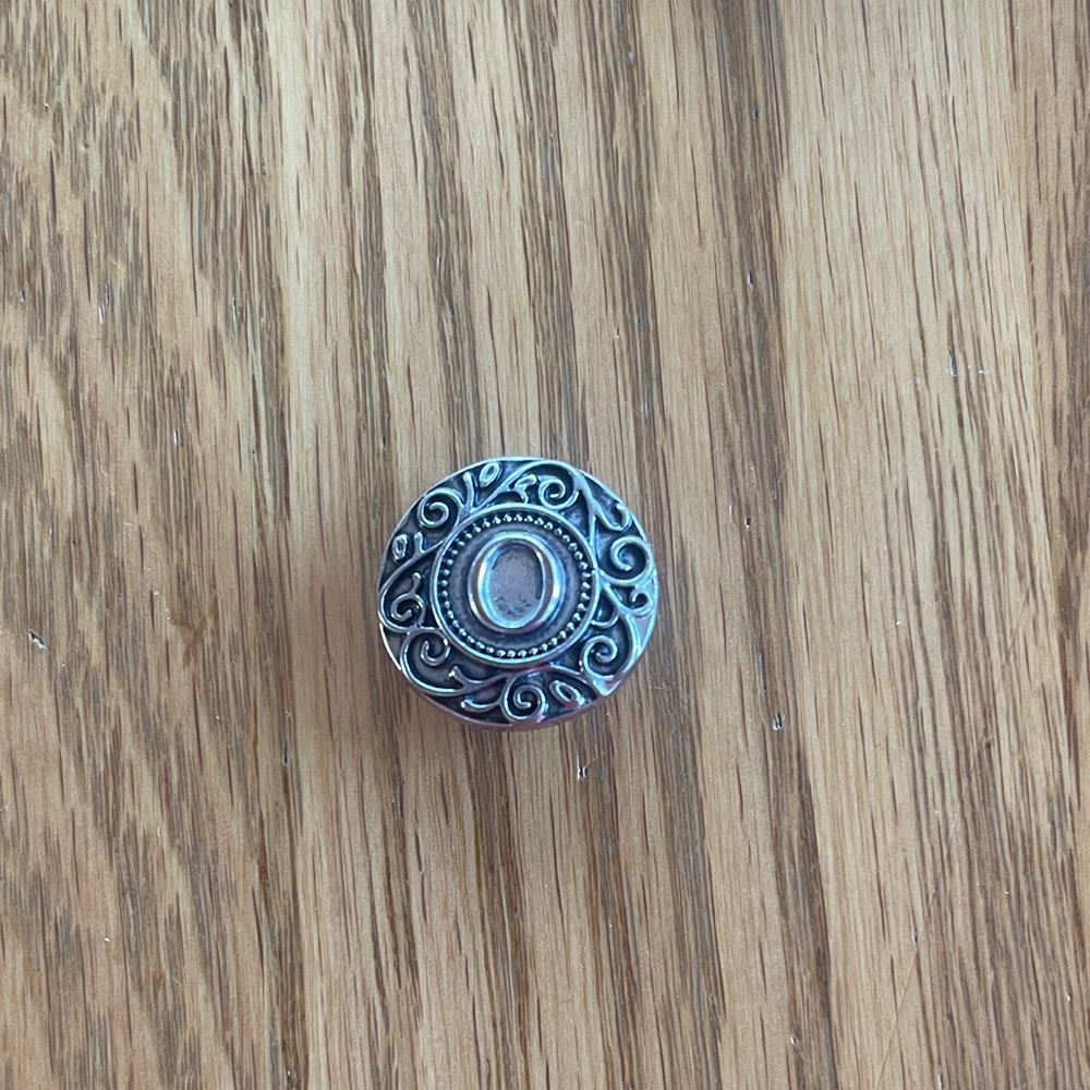 ‘O’ Initial Ginger Snaps Jewelry Button 🌺